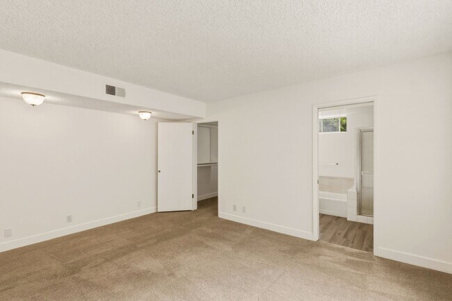 Building Photo - HUGE 2 bed 2 bath in Prime Santa Monica!
