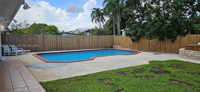 Building Photo - 14765 Kendale Lakes Blvd