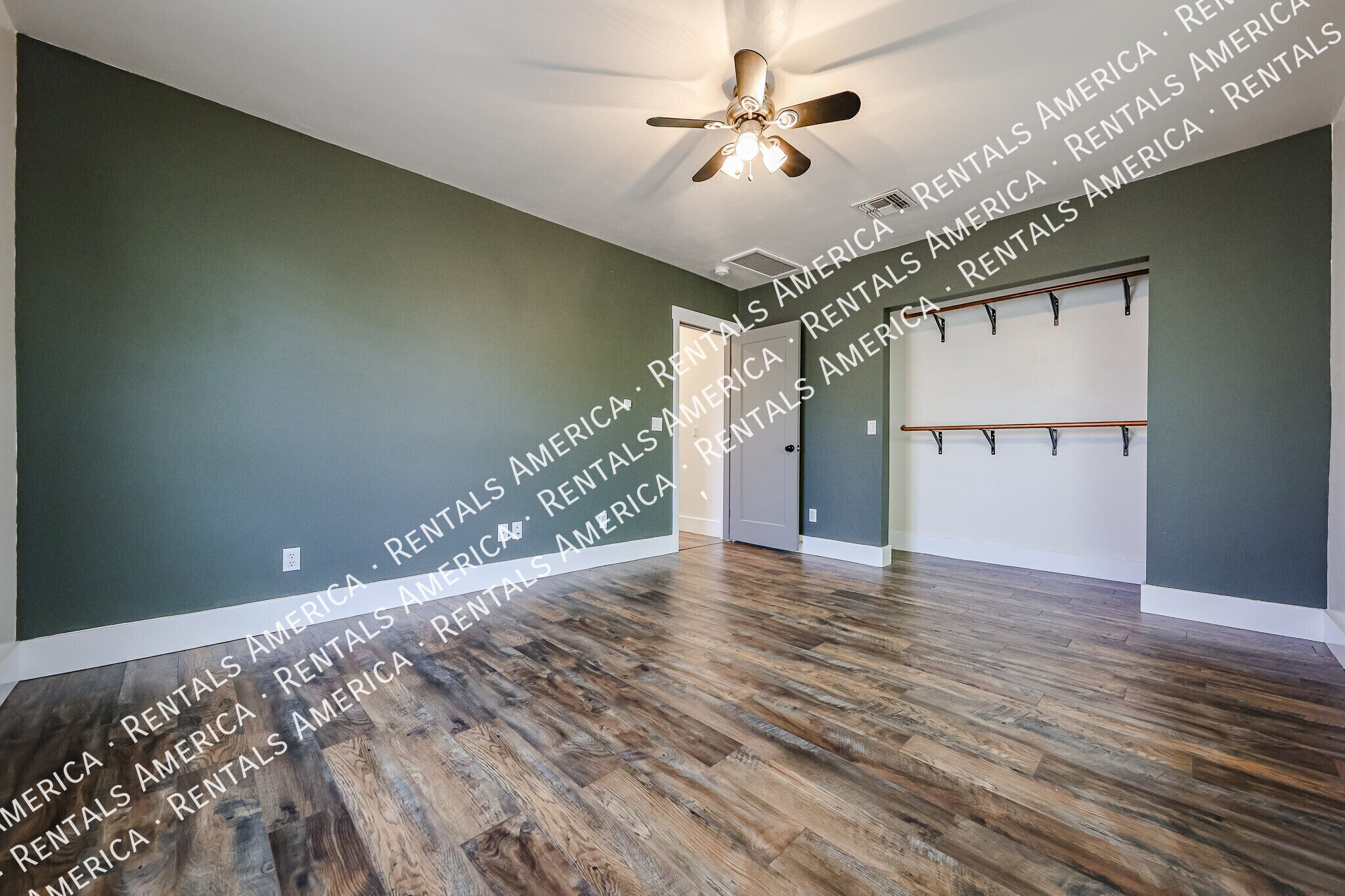 Building Photo - 1310 W Glenrosa Ave