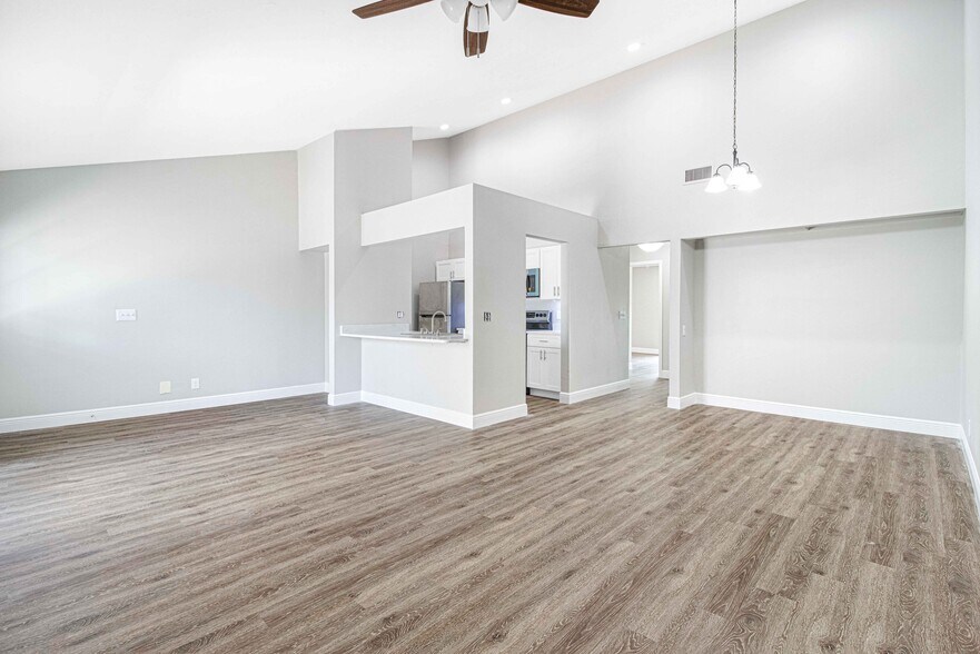 Building Photo - 4111 SE 22nd Ave