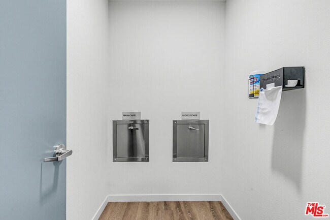 Building Photo - 10824 Blix St