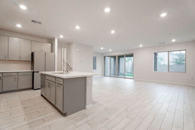 Building Photo - 11620 Desert Hollow Avenue