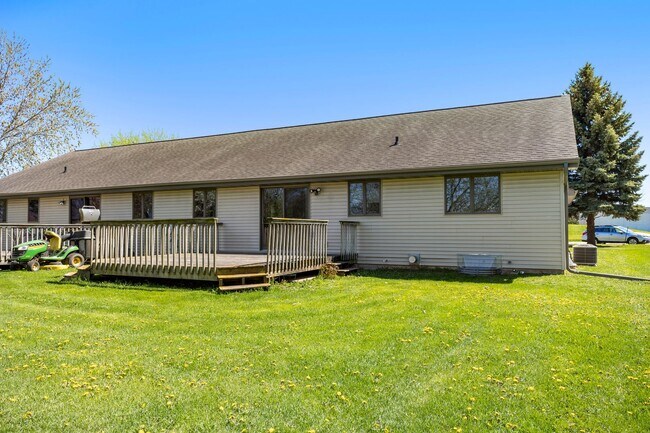 Building Photo - 650/652 Millbrook Drive
