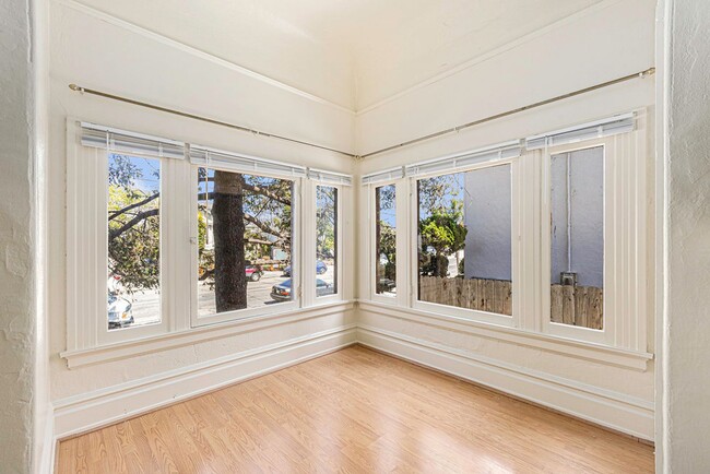 Building Photo - 2316 Buena Vista Ave