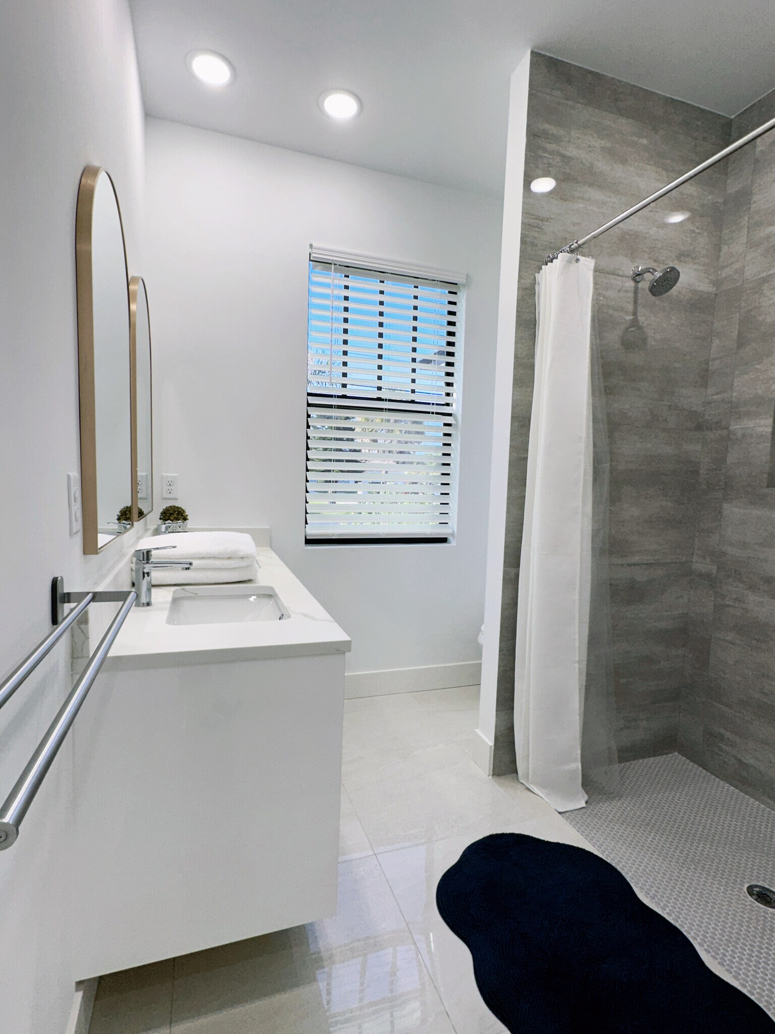 Private & brand-new bathroom - 4730 Marguerita Dr