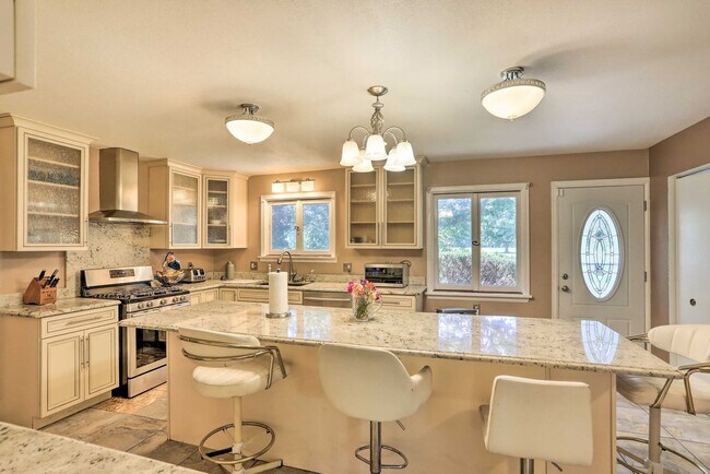 Building Photo - 1960 Pinelawn Dr