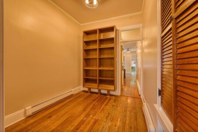 Building Photo - 167 Christopher Columbus Dr