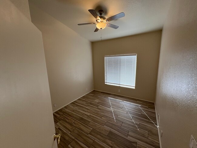 Building Photo - 10739 W Bermuda Dr