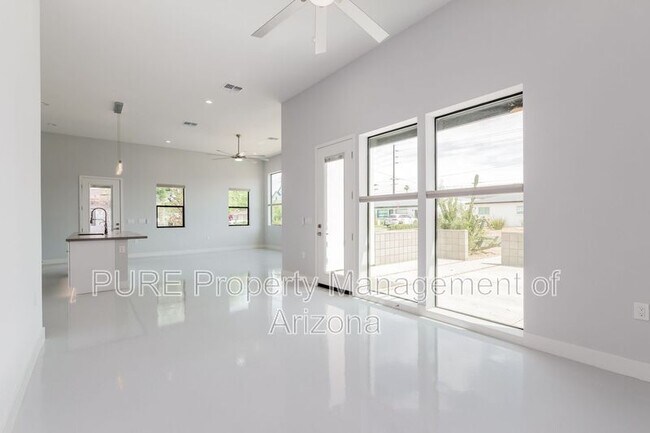 Building Photo - 4501 E Campbell Ave