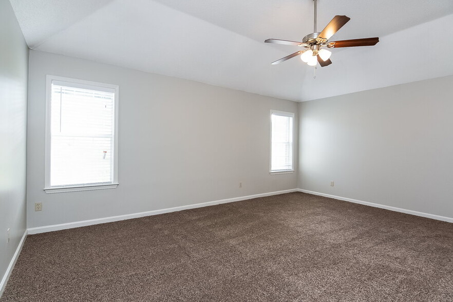Building Photo - 9785 Kingsridge Dr