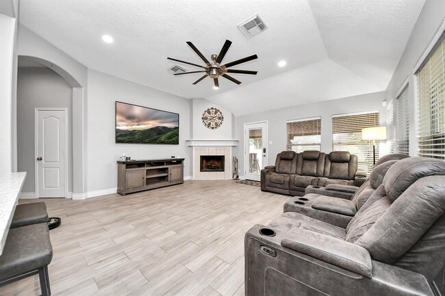 Building Photo - 2015 Dawn Crest Ct