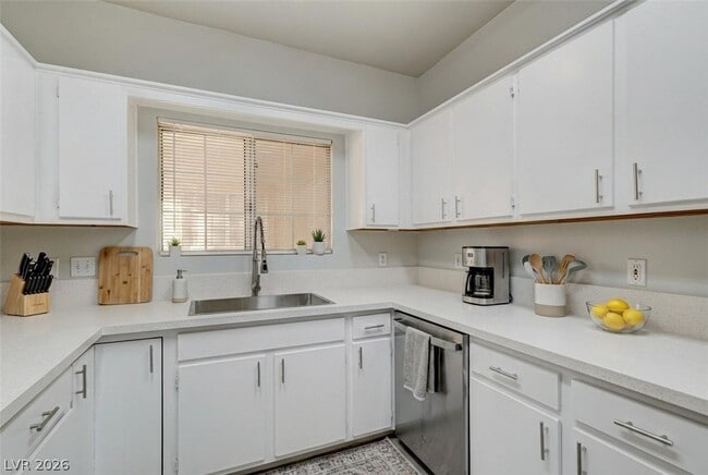 Building Photo - 1900 N Torrey Pines Dr