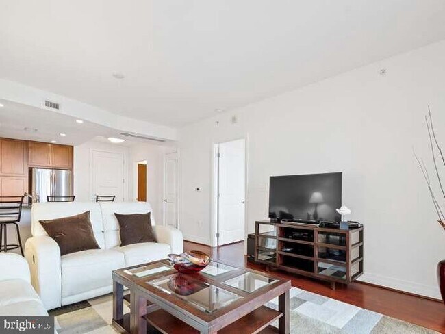 Building Photo - 8220 Crestwood Heights Dr