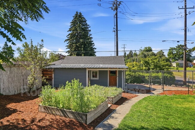 Building Photo - 3027 W Cleveland Ave