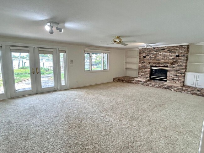 Building Photo - Classic waterfront Snell Isle Estates 3 Bed 2.5 Bath Home w/ private dock and boat lift!