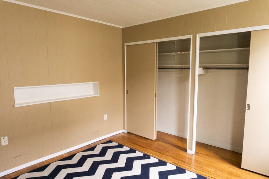 View of master bedroom facing southeast - 622 End Ct