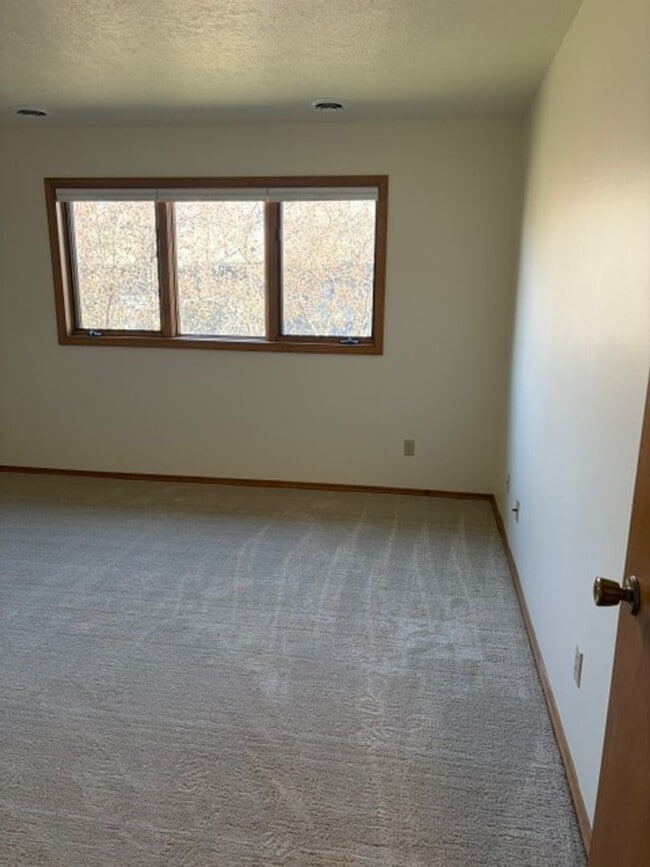 Building Photo - 2 Bedroom 1 Bathroom Condo