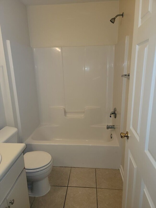 Building Photo - 3 BR/ 2BA Townhome located in
