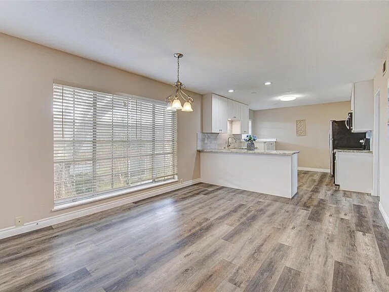 Spacious Kitchen area - 2101 Fountain View Dr