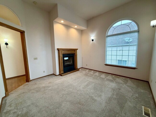 Building Photo - Beautiful Craftsman Style Rambler Must See!!