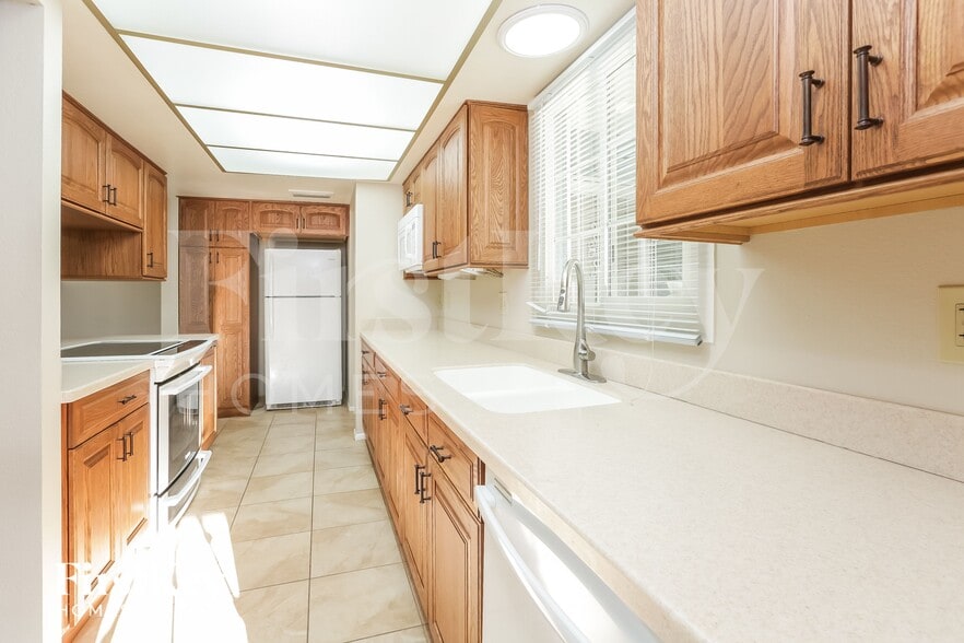 Building Photo - 614 E Greenway Dr