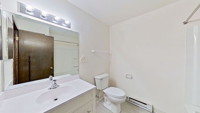 Building Photo - Upper 2 Bedroom 1.5 Bathroom Apartment Available