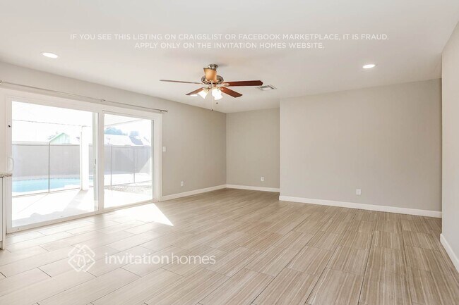 Building Photo - 2461 E Manhatton Dr