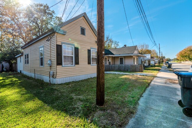 Building Photo - $1,150 - Spacious 3-Bedroom House for Rent...