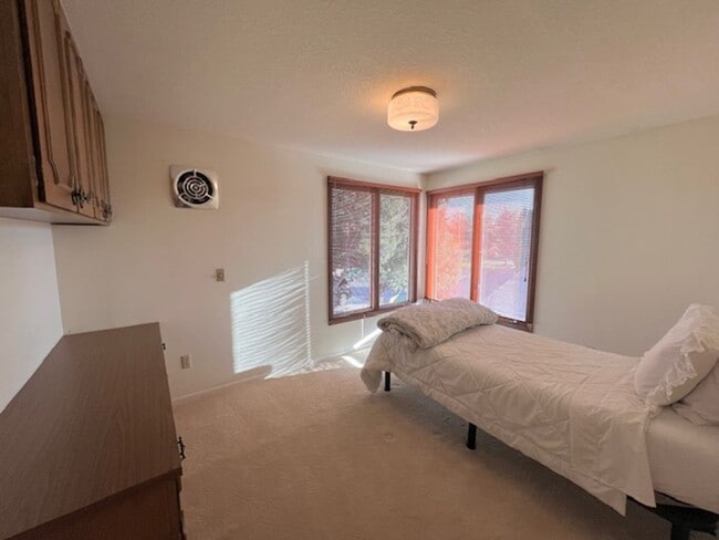 Building Photo - Furnished 4 Bed 3 Bath Patio Home with Stu...