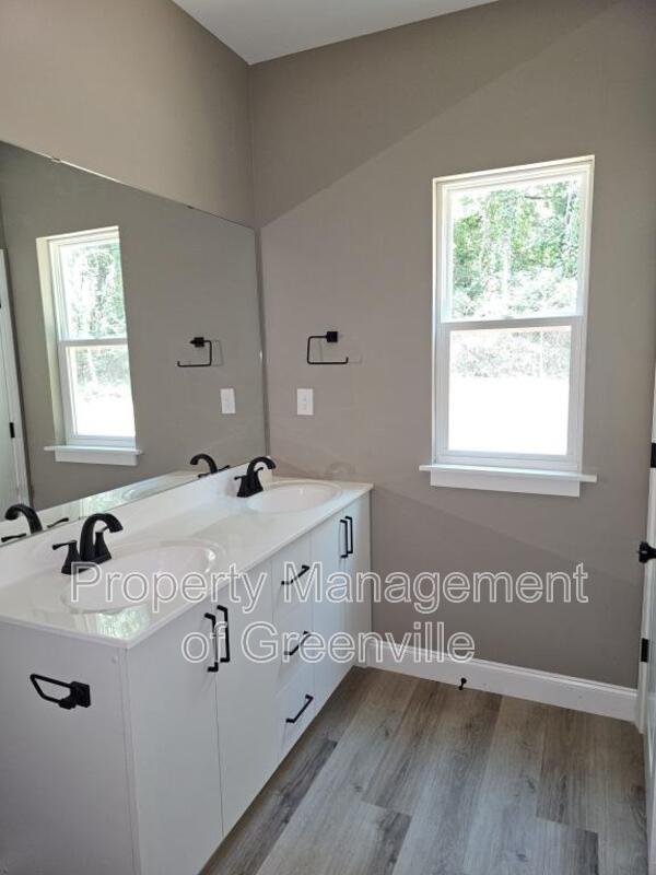 Building Photo - 305 Appian Dr