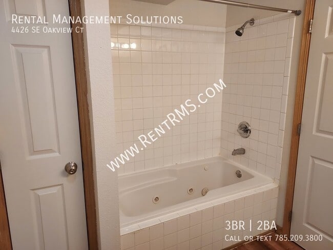 Building Photo - 4426 SE Oakview Ct