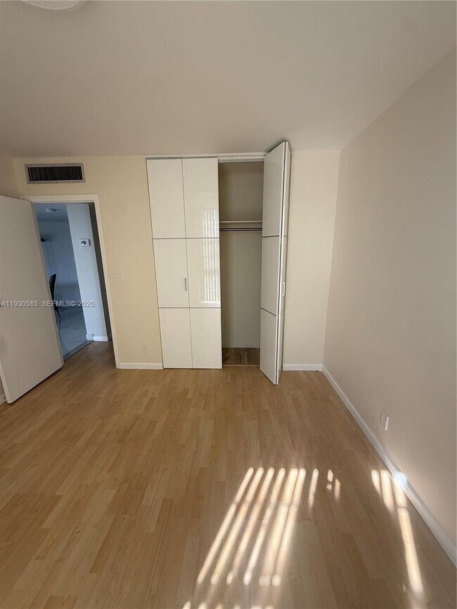 Building Photo - 3475 N Country Club Dr