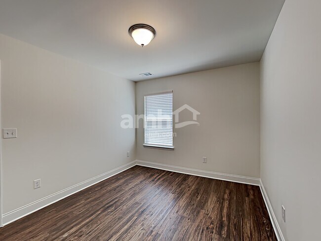 Building Photo - 5120 Valley Dr