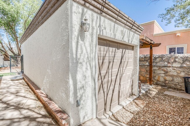 Building Photo - 5948 Anapaula Dr