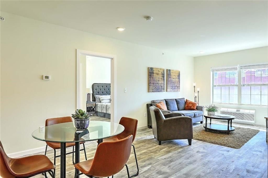 Building Photo - 327 Pine St