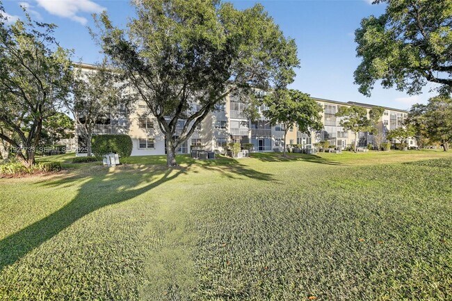 Building Photo - 900 SW 128th Ave