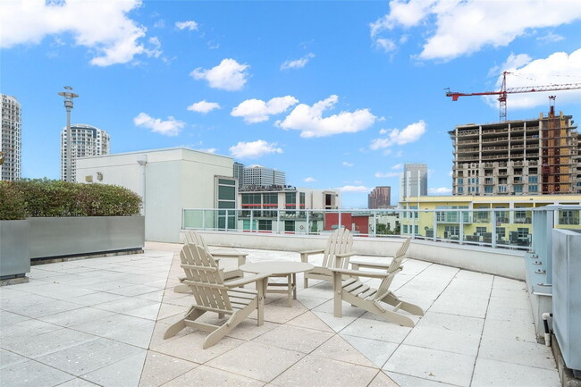 Building Photo - Modern 2 Bed/2 Bath Condo