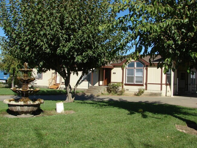Building Photo - 4 Bedroom in Arboga! Available Now!