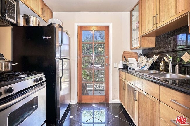 Building Photo - 1076 West Blvd