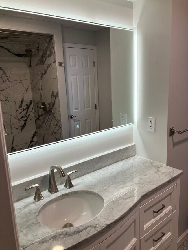 Building Photo - Lower Level Apartment in Beautiful Brentwo...