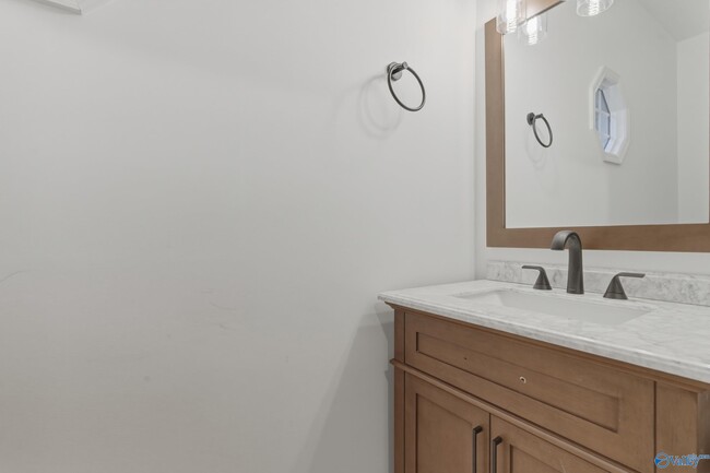 Building Photo - 226 Eastview Dr