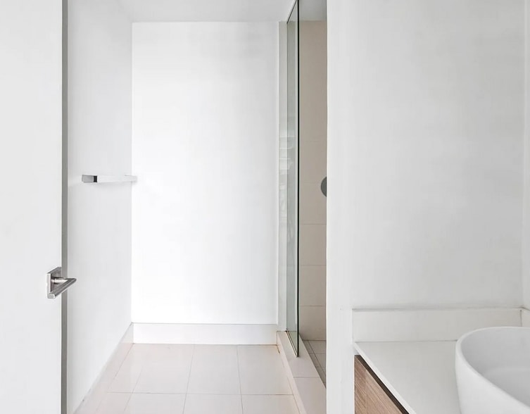 Building Photo - 121 NE 34th St