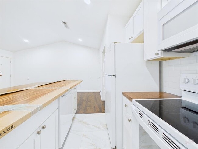 Building Photo - 1303 Hollow Creek Dr