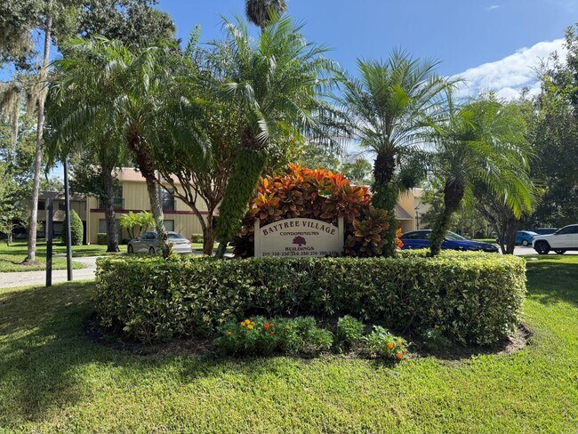 Building Photo - Charming 3 Bedroom 2 Bath Condo in Heart o...