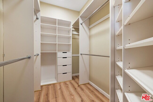 Building Photo - 4 Cartier Ct