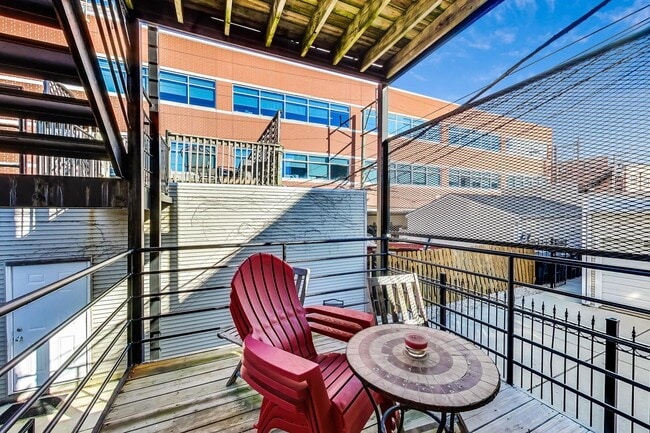 Building Photo - 1330 W Fletcher St