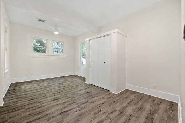 Building Photo - Upgraded and ready 5 bed 2 bath home next ...