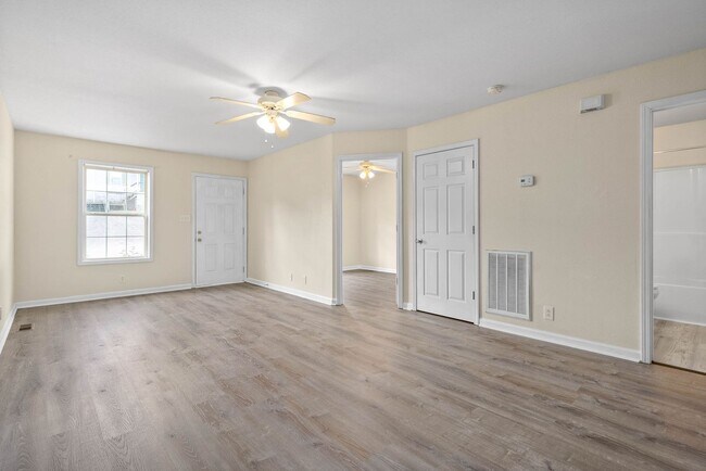 Building Photo - 922 Kingsbury Dr