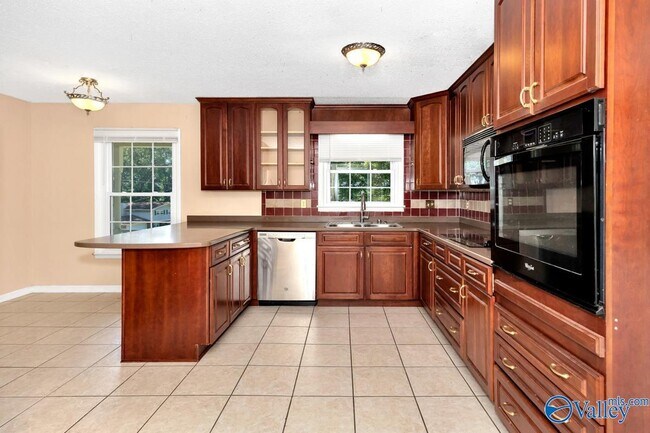 Building Photo - 8002 Greenwillow Ct SE