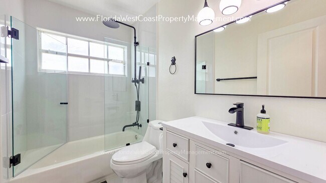 Building Photo - IMPRESSIVE 3 BEDROOM/2 BATH SARASOTA HOME! SUPER LOCATION! PET FRIENDLY!
